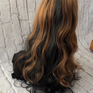 🔵”NWOT” Long Wavy Two Tone Wig